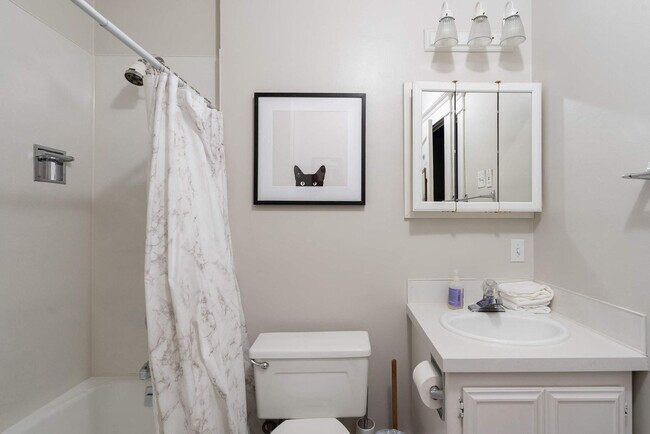 Building Photo - 26 NE 11th Ave