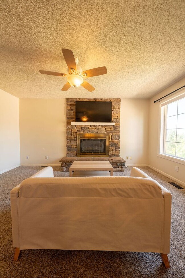 Building Photo - ***MOVE IN SPECIAL*** $500 OFF 1st MONTH'S...