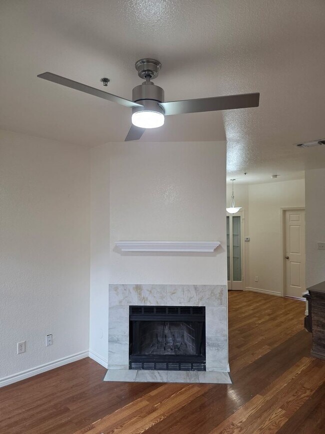 Building Photo - Spacious 2 bedroom-2 bath -Condo