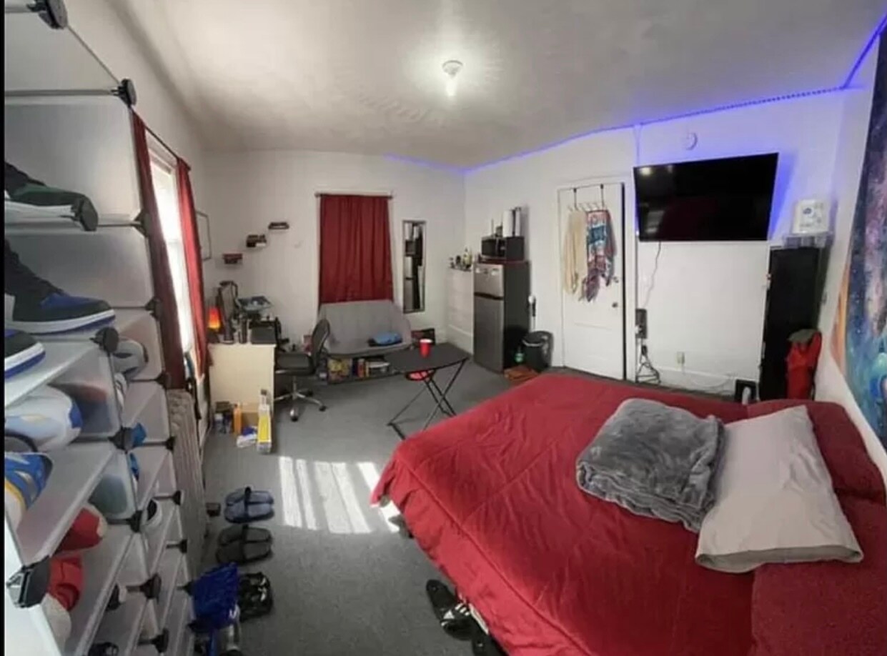 Building Photo - 121 Oak St