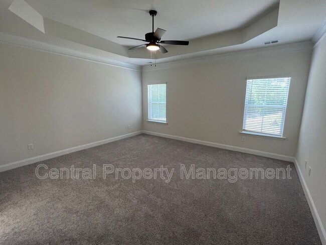 Building Photo - 102 Lariat Ct