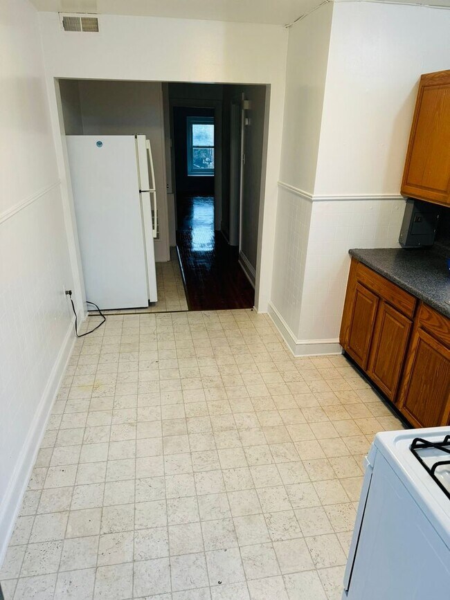 Building Photo - 656 Linden Ave