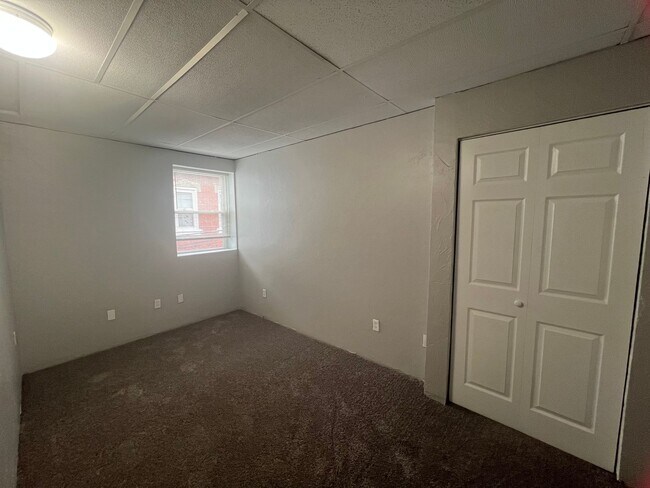 Building Photo - Beautiful 4 Bedroom/ 2 Bath with private c...