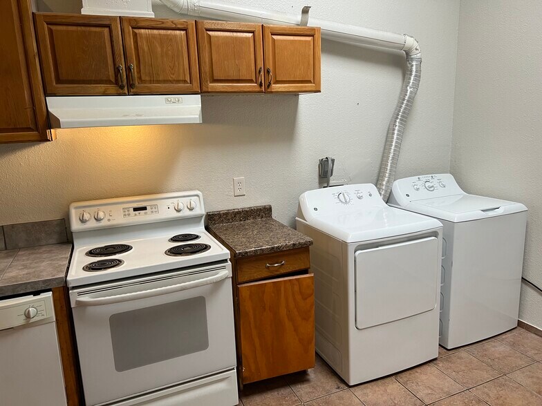 Building Photo - 415 E Thoroughbred St