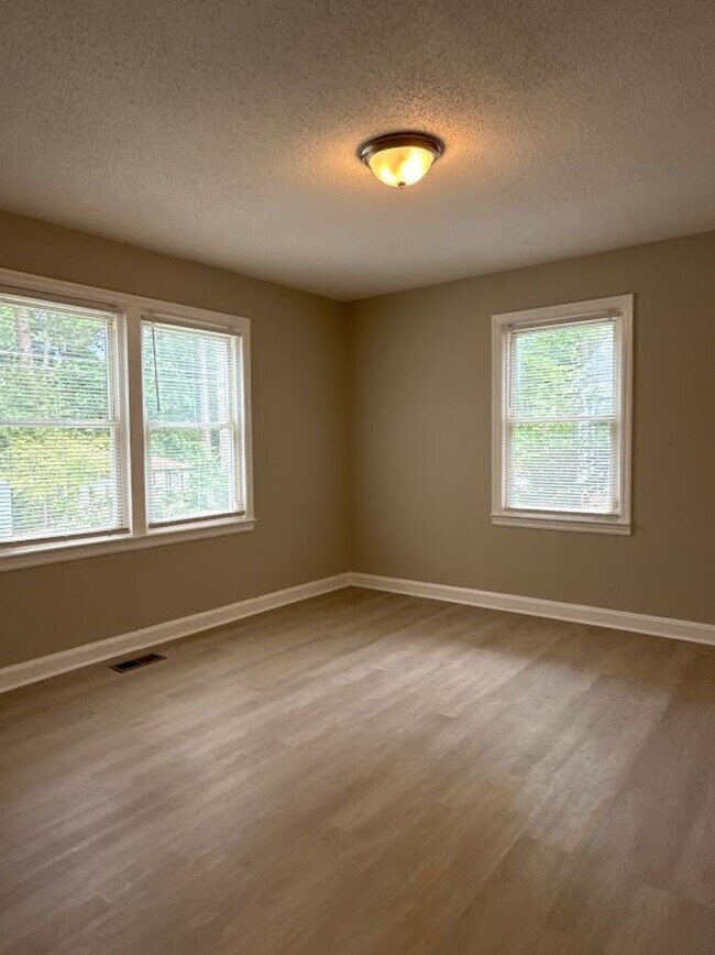 Building Photo - 1376 Lockwood Dr SW