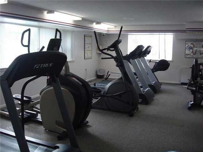 Building Photo - 887 Farmington Ave