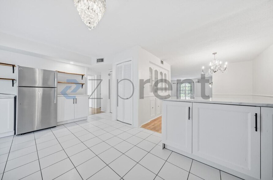 Building Photo - Unit 4