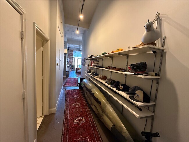 Building Photo - 915 N San Jacinto St