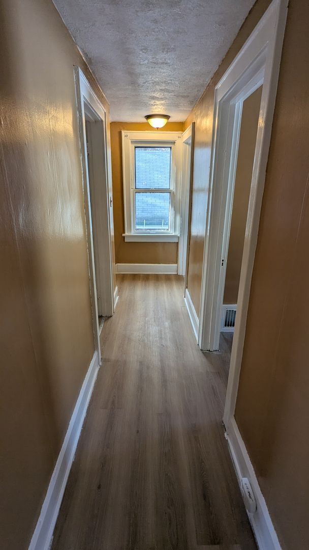 Building Photo - A charming 3-bedroom, 1.5-bathroom home located in the vibrant city of Akron