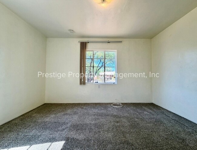 Building Photo - 3210 E Linden St