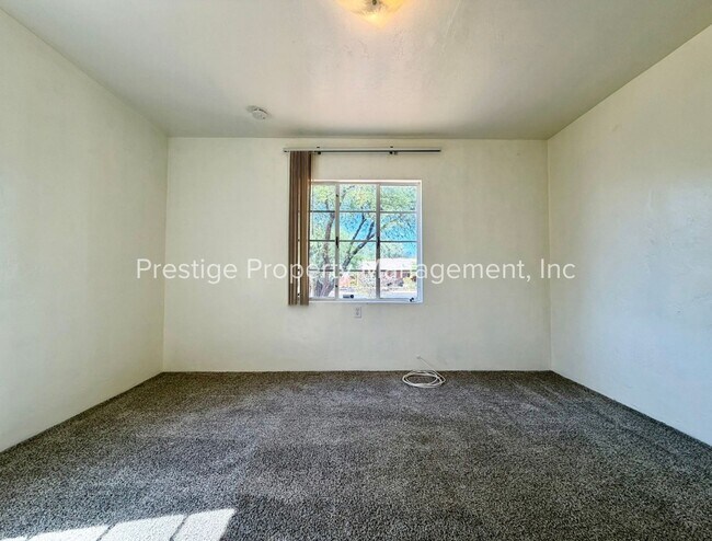 Building Photo - Spacious With Vintage Charm- 2/1 Centrally Located and Waiting For You!