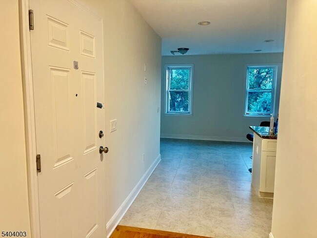 Building Photo - 10 Morton Pl