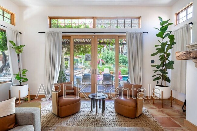 Building Photo - 690 W Linda Vista Dr