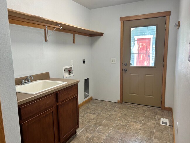 Building Photo - Adorable townhome for rent!