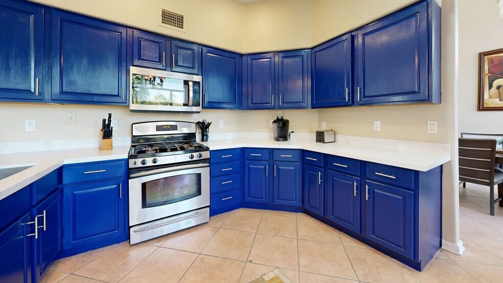 Building Photo - 853 N Blackstone Ct
