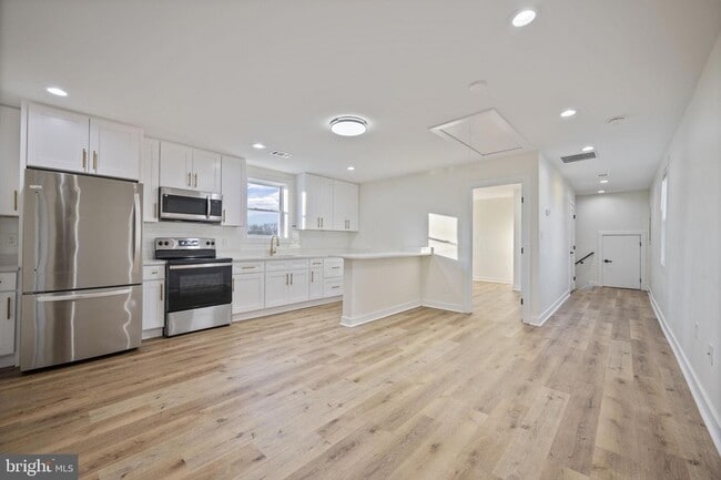 Building Photo - 555 S Marlyn Ave