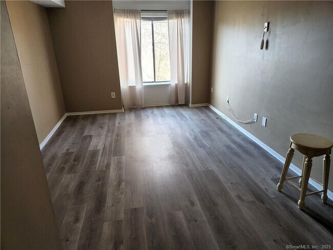 Building Photo - 27 Redwood Dr