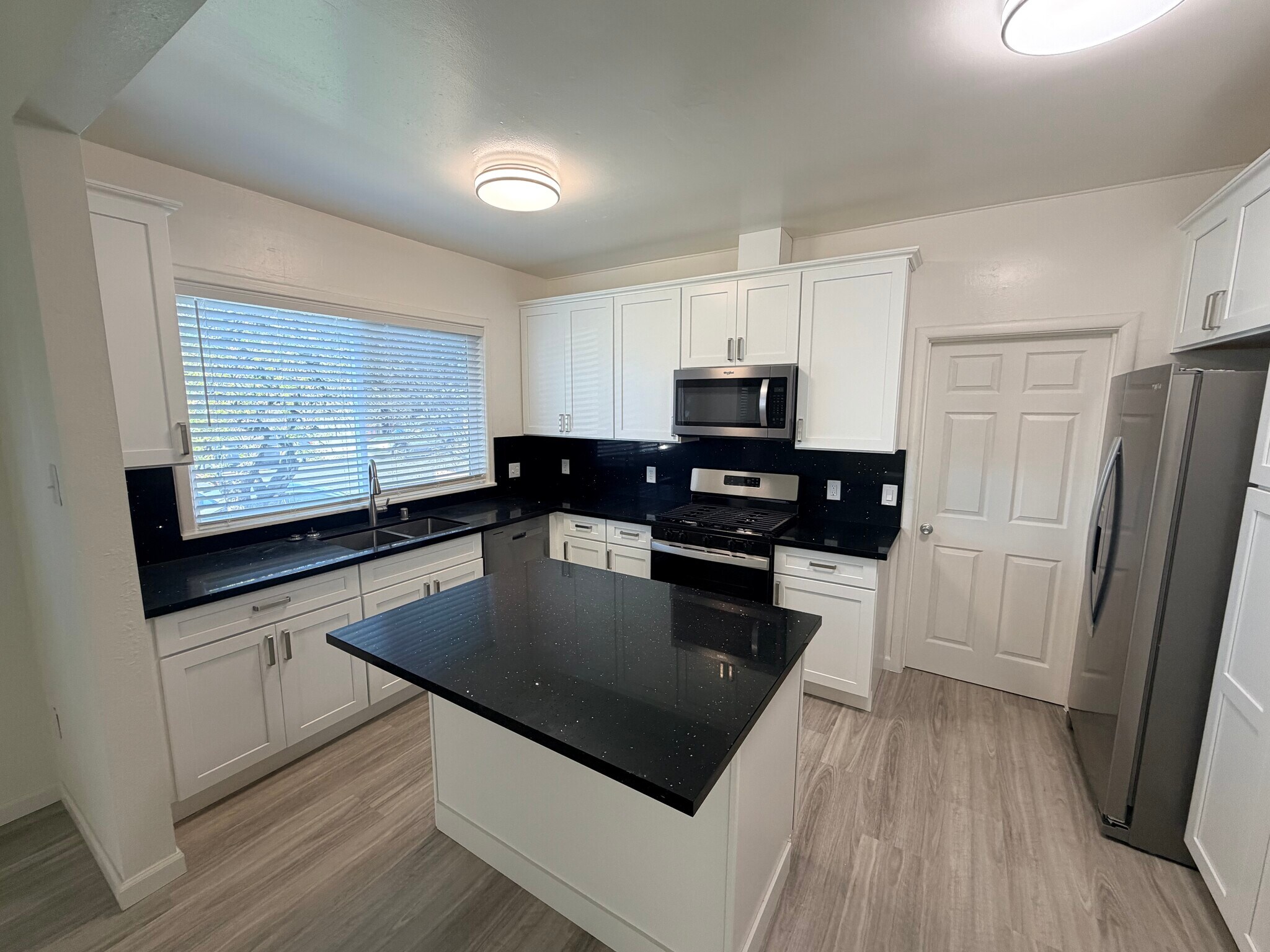 Building Photo - 394 N Livermore Ave