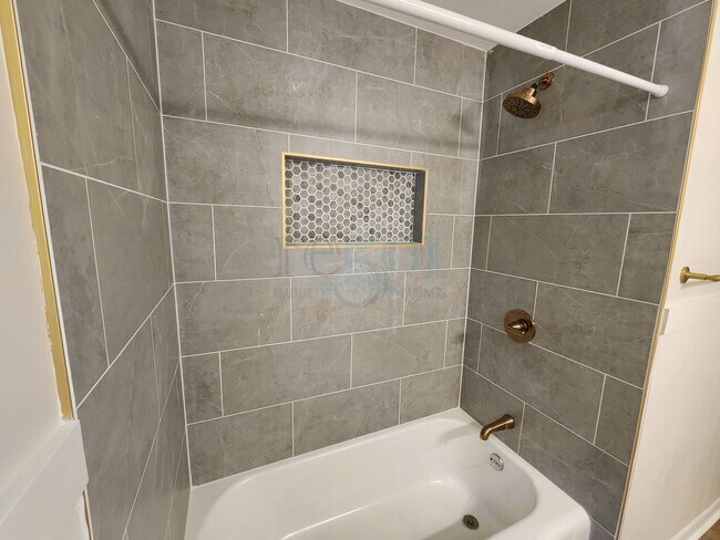 Building Photo - Compeltely Remodeled 3 Bedroom 3 Bathroom