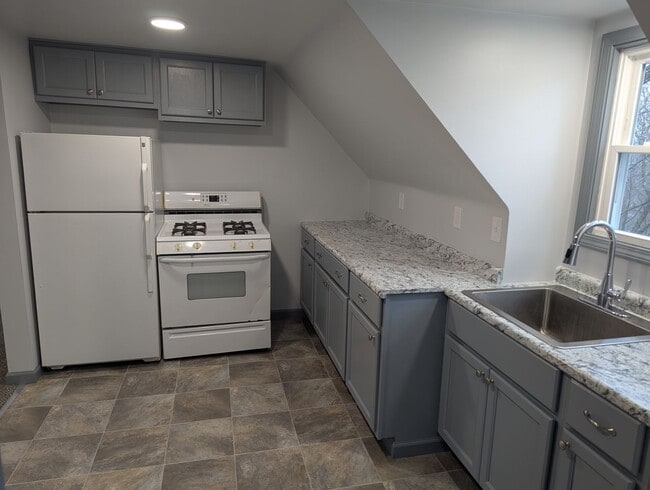 Building Photo - Complete New Remodel: cozy, 1-bedroom apt w/all new kitchen and bath, overlooking Mill Run