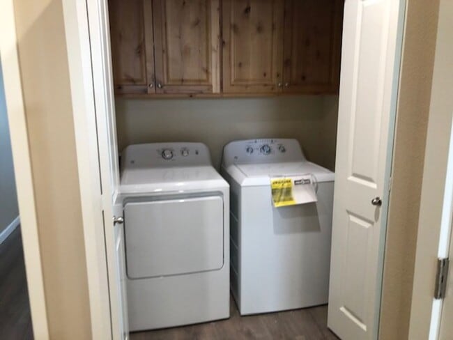 Building Photo - On cul de sac