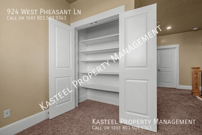 Building Photo - 924 W Pheasant Ln