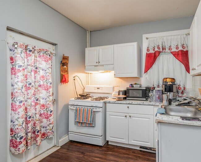 Building Photo - 164 Highland Ave