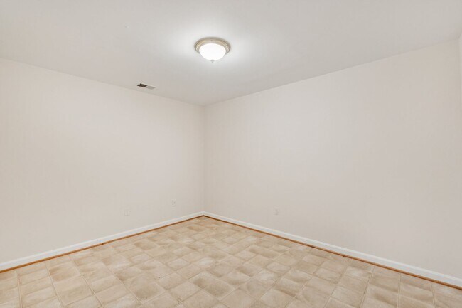 Building Photo - Spacious, Renovated Townhome Near Vienna M...