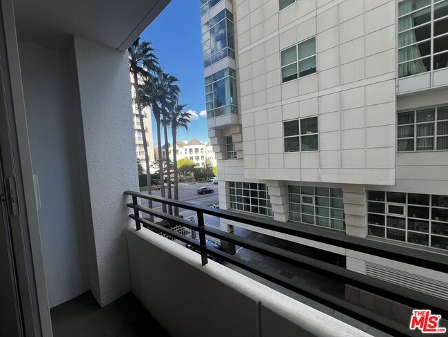 Building Photo - 10390 Wilshire Blvd