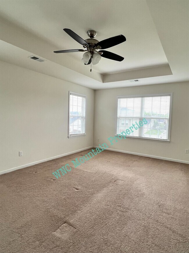 Building Photo - 224 E Hiawassee Rd