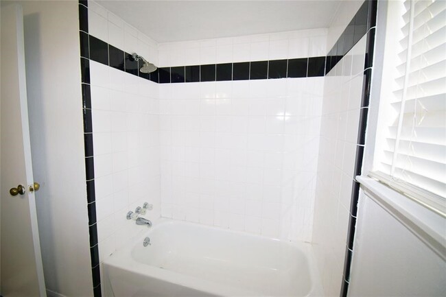 Building Photo - 1806 Cedarwood Ct