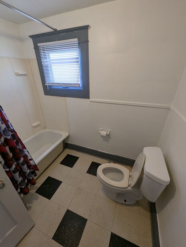 Building Photo - 2 bedroom Row Home