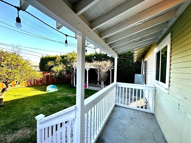 Building Photo - Fantastic Spacious Craftsman 2 bed - 2 bat...