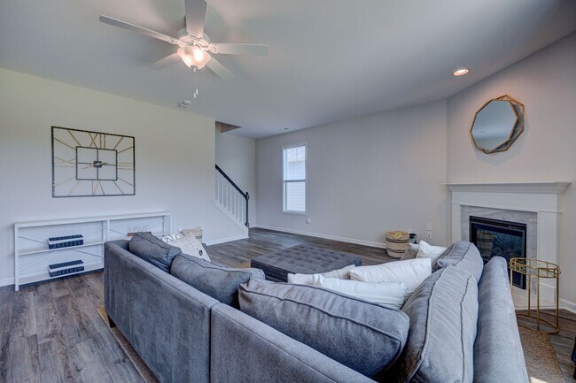 Building Photo - Luxurious 3 bedrooms 2.5 bath home in Nort...