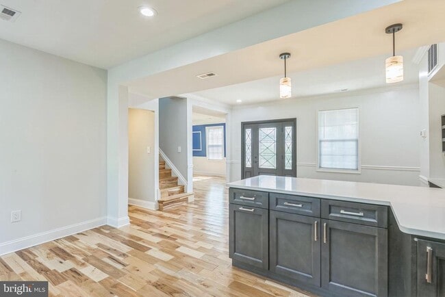 Building Photo - 400 Lake St