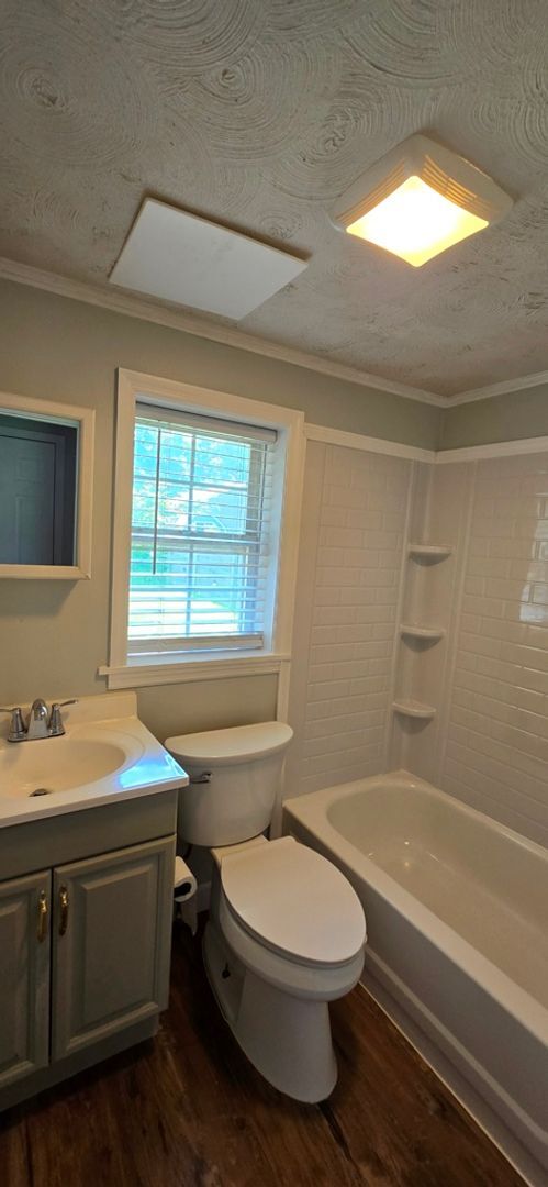 Building Photo - Newly Remodeled House for Rent in Shrewsbury!