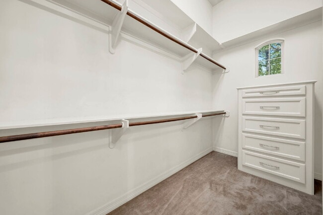 Building Photo - Exceptional 5-bedroom home (2 down) in des...