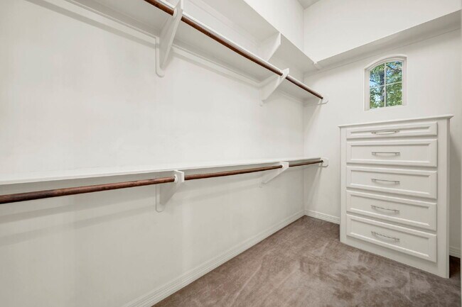 Building Photo - Exceptional 5-bedroom home (2 down) in desirable Woodlands Country Club with landscape & pool mai...