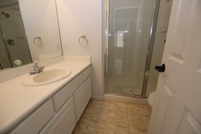 Building Photo - HUGE LOFT + 5 BEDROOMS IN SE