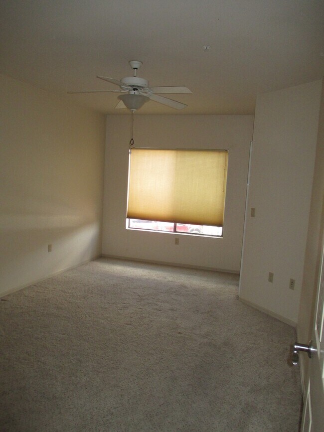 Building Photo - 1 Bedroom, 1 Bath with a Single Car Garage