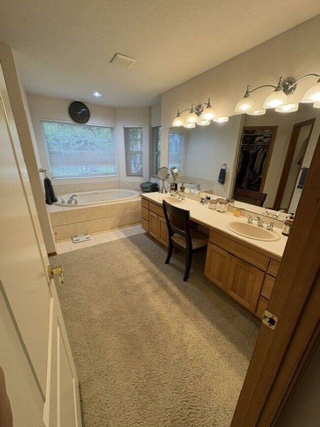 Building Photo - Relax and Unwind in This Beautiful Gig Harbor Rental