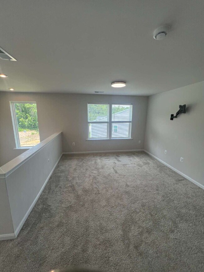 Building Photo - Spacious 3-Bedroom Rental in Sought-After ...