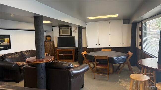 Building Photo - 25 Lago Vista Dr