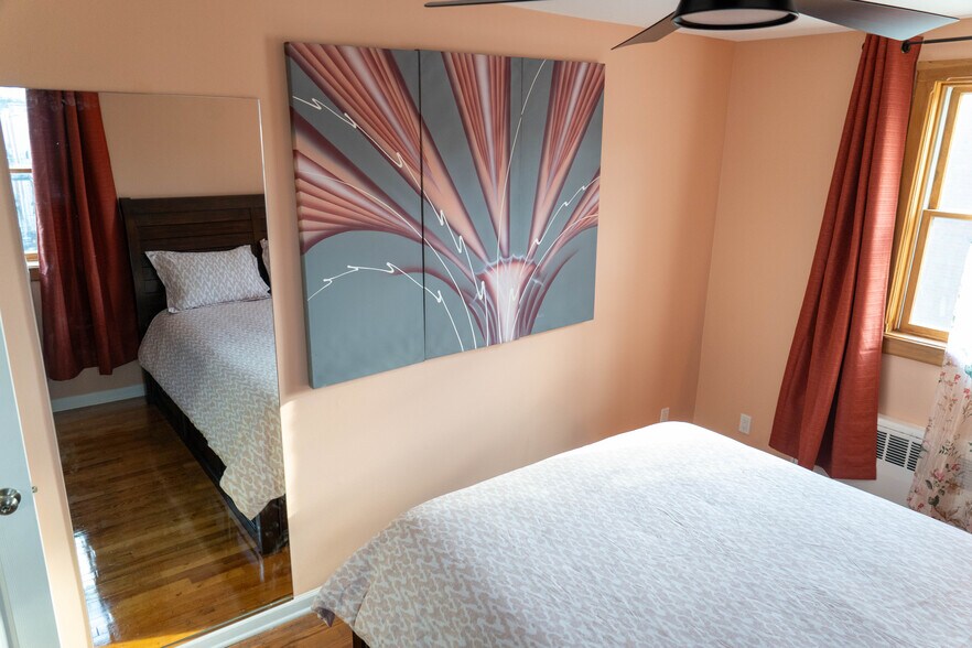 Building Photo - 1042 E 93rd St