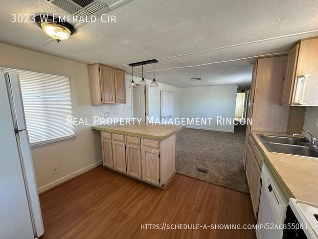 Building Photo - 3023 W Emerald Cir