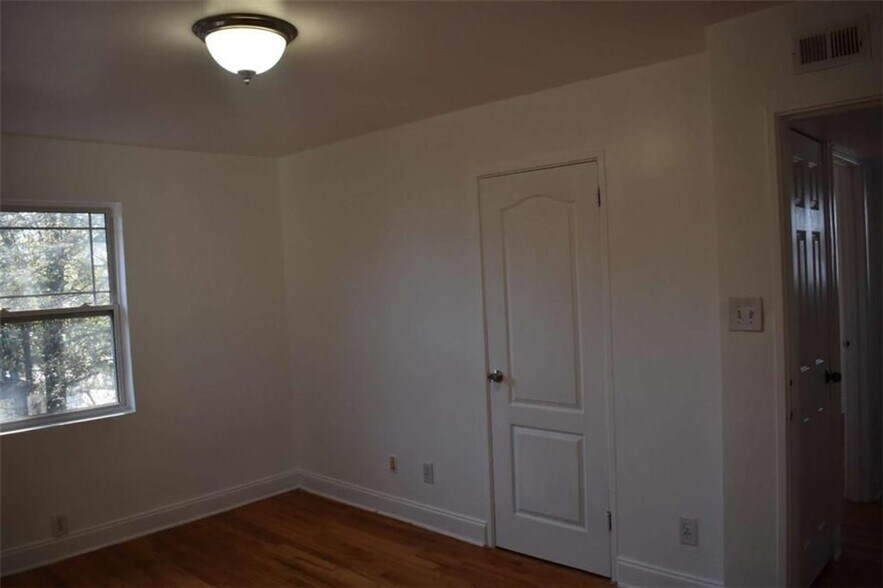 Building Photo - 24 Daniel St SE