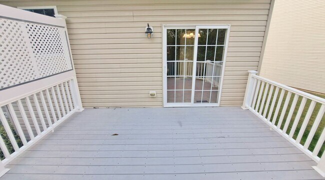 Building Photo - 3 Bed / 2-1/2 Bath Single Family Townhome with 1-Car Garage