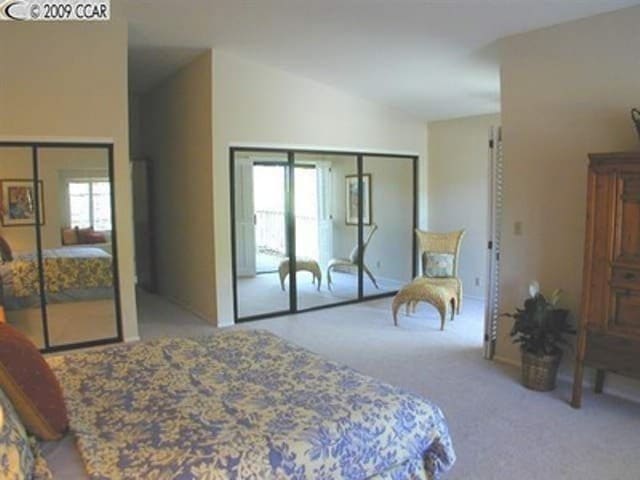 Building Photo - Spacious Modern Townhouse in the Desirable...