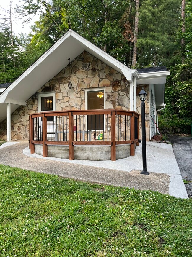 Building Photo - 877 Donaldson Rd