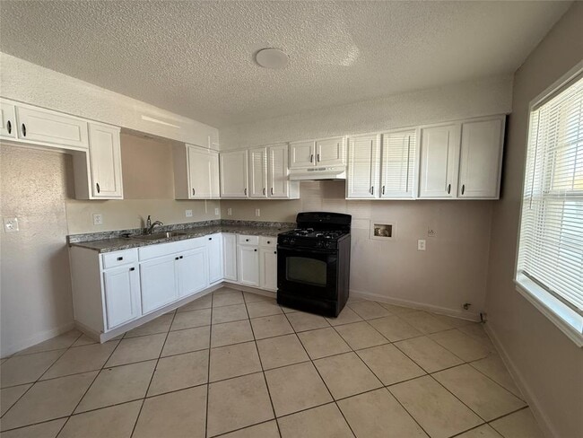 Building Photo - 2203 Donahue Ln